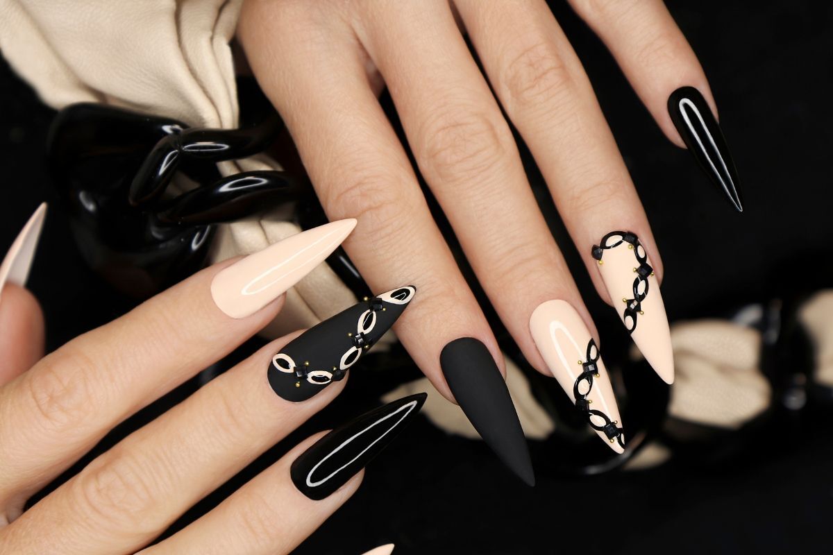 Các mẫu nail đen cá tính mới lạ dành cho nàng | AllThingsBeauty