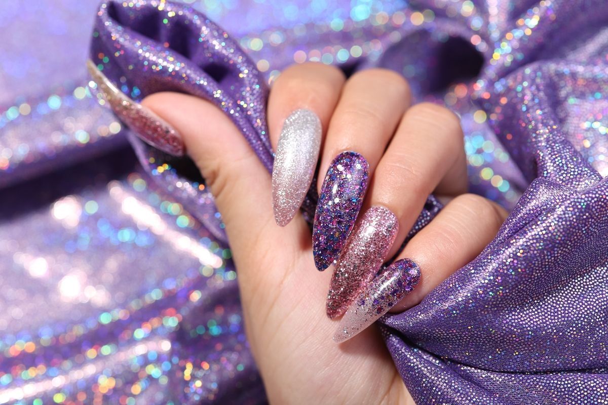 10 mẫu nail nhũ đẹp lấp lánh, vừa đơn giản vừa ấn tượng | AllThingsBeauty